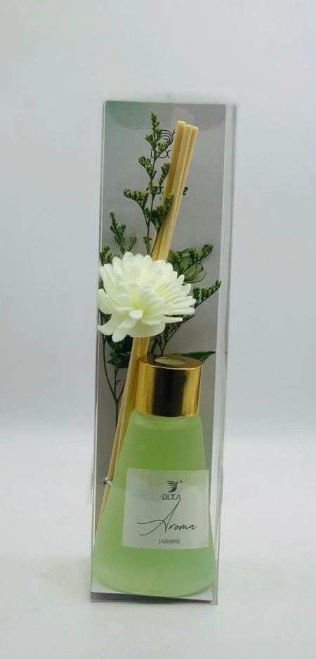 عطر زجاجي مع زهور مجففة وعيدان